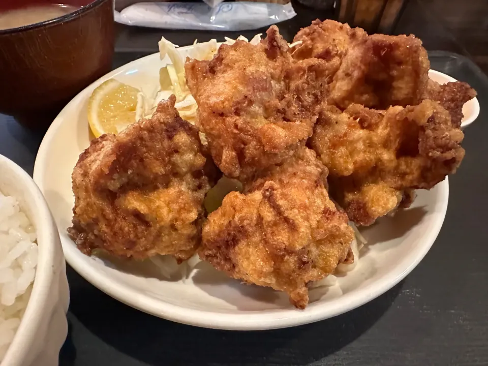 Snapdishの料理写真:若鶏唐揚げ定食⛰️|buhizouさん