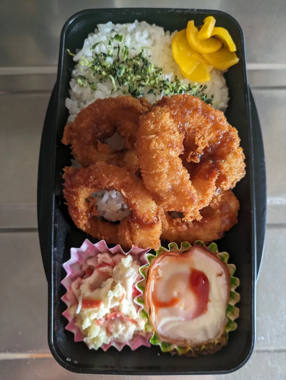 旦那弁当　2024/3/18

イカリング
ハムカップ目玉焼き
ポテトサラダ|ユキヨメ♪さん