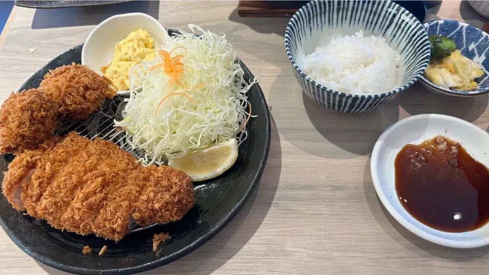 神楽坂さくらさんの牡蠣フライとロースカツ定食|Morito Kamiyaさん