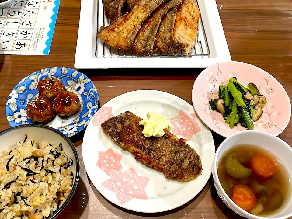 ひじきの煮物で炊き込みご飯　カレイの唐揚げたくマヨソース　なすとミニトマトの中華スープ　小松菜と椎茸のごま炒め　椎茸の肉詰め甘辛焼き|おさむん17さん