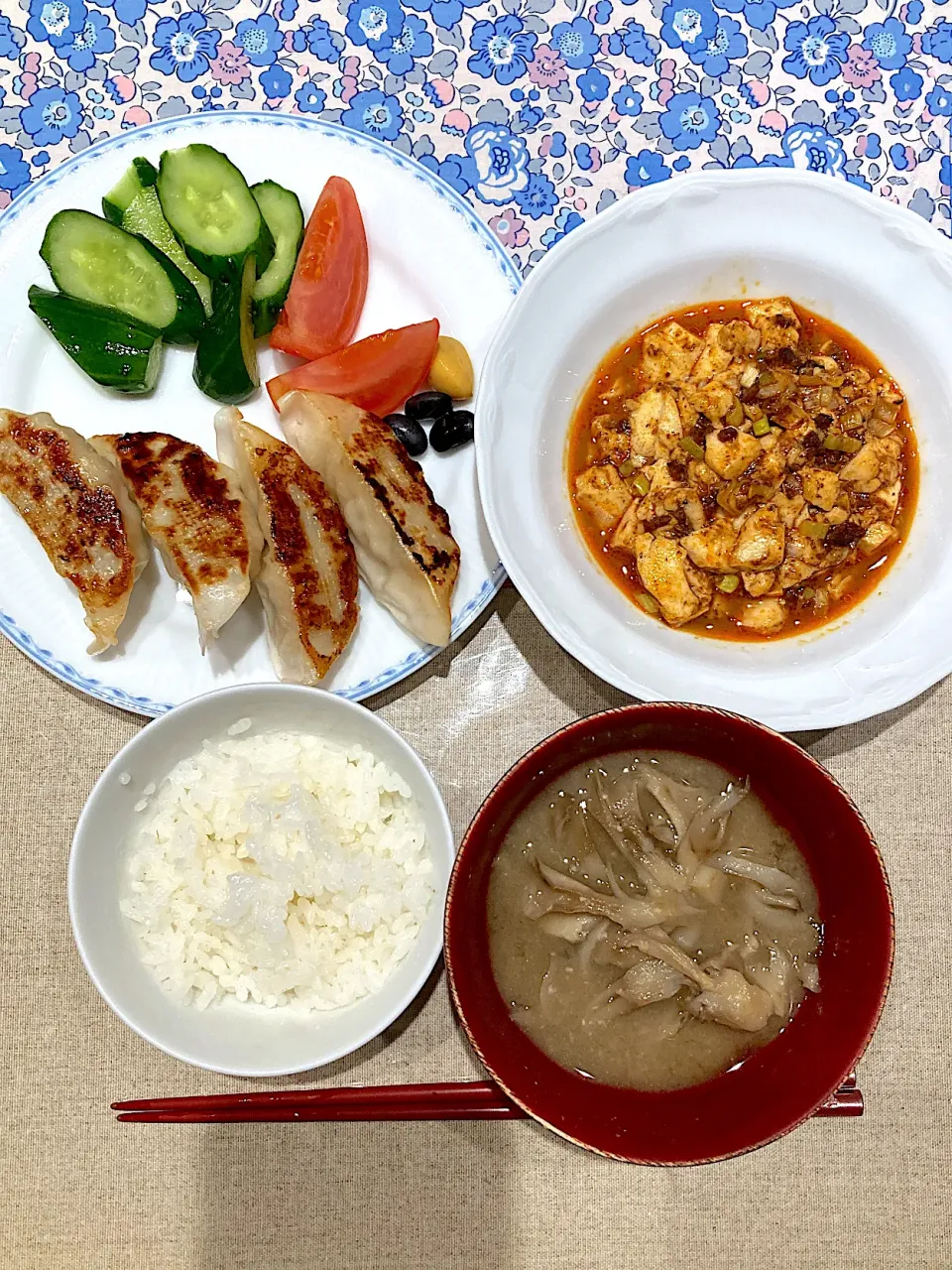 餃子と麻婆豆腐ときゅうりの浅漬け|おしゃべり献立さん