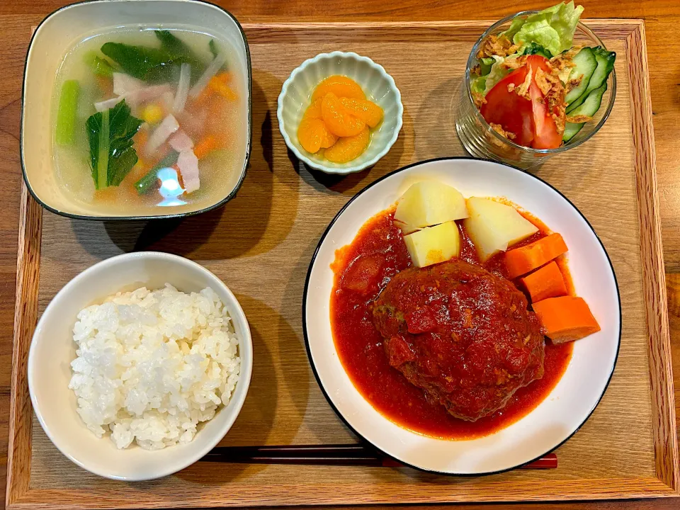 Snapdishの料理写真:今日の夜ご飯(ハンバーグ、トマトサラダ、小松菜スープ、みかん)|cocomikaさん