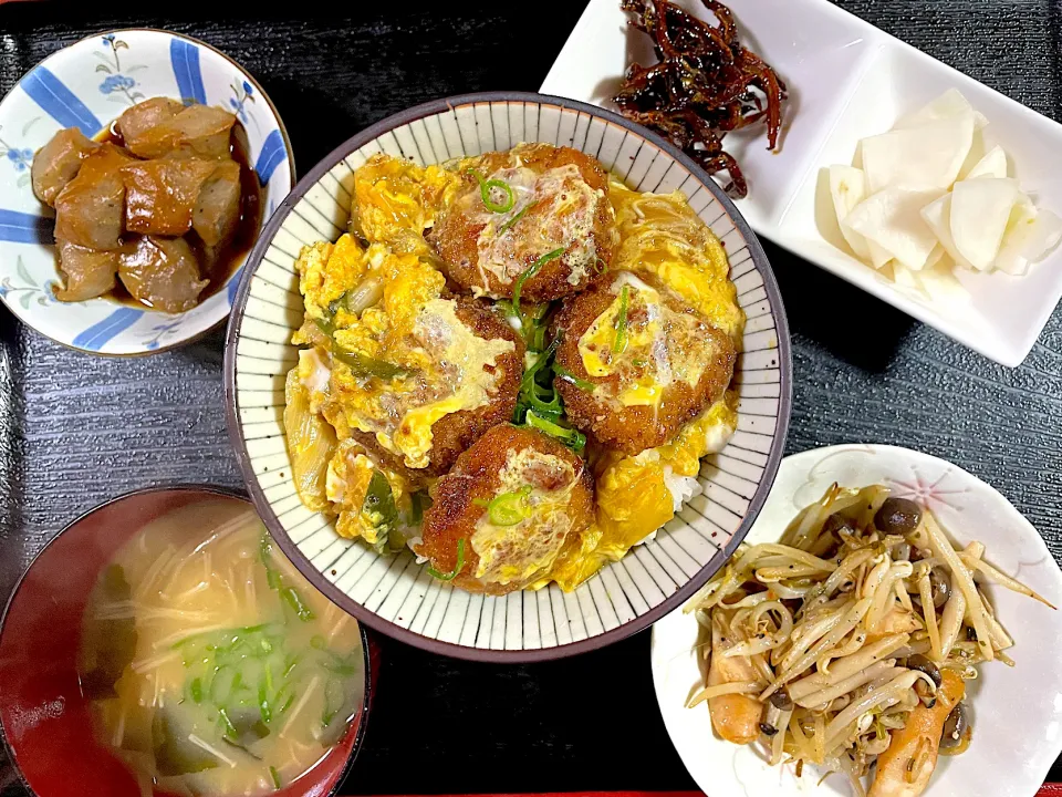 カツ丼　もやし炒め　こんにゃく田楽　榎の味噌汁|チャコぴーさん