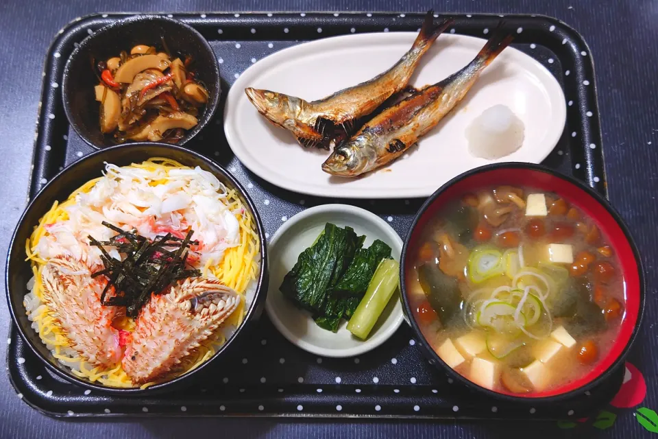 今日の朝ごはん（カニ寿司（毛蟹寿司）、めざし（イワシ丸干し）、切り昆布煮、なめこ汁、野沢菜漬）|Mars＠釜飯作り研究中さん