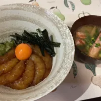 Snapdishの料理写真:赤エビ漬け丼 赤エビ味噌汁|たきさん