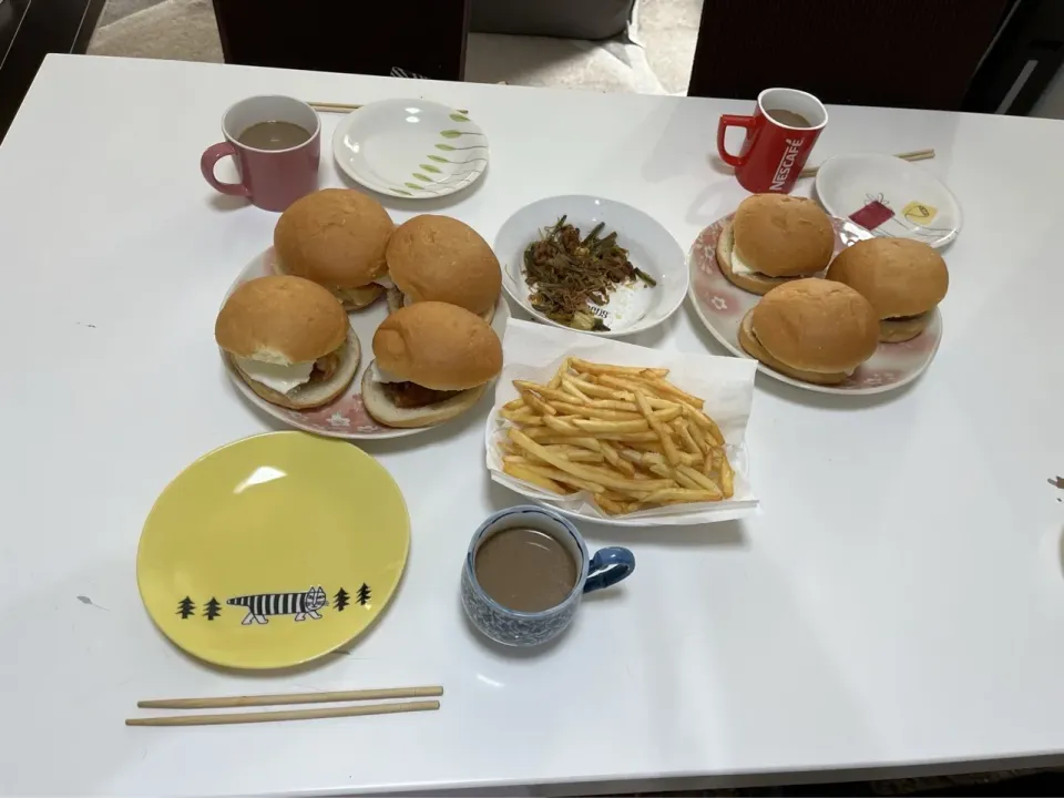 お昼ご飯は、自家製ハンバーガーセット。☆ハンバーガー（ハンバーグ・チーズ・目玉焼き）☆チャプチェ（残り物）☆フライドポテト☆コーヒー。母以外はハンバーガー2個食べ😂|Saharaさん