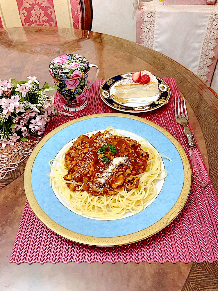 Snapdishの料理写真:ミートパスタ🍝、チーズケーキ|ショコラさん