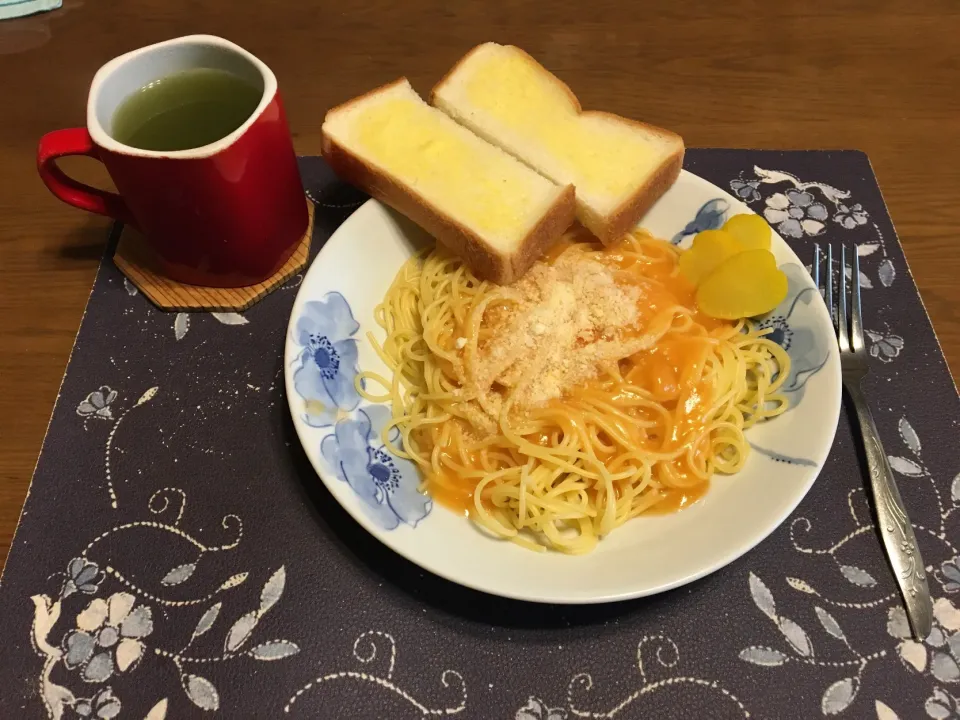 明太クリームパスタ、トースト、沢庵、熱い日本茶(昼飯)|enarinさん