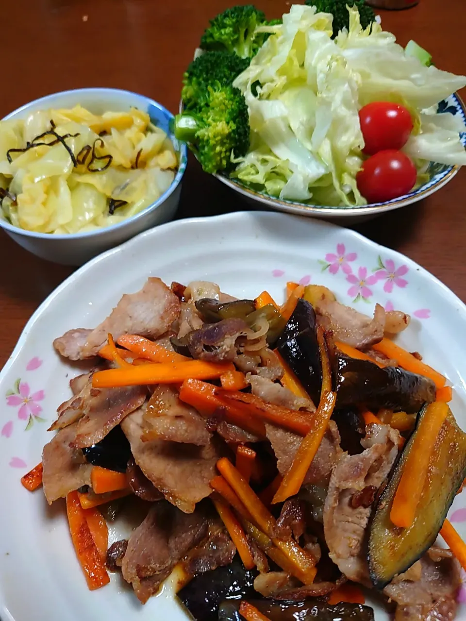 Snapdishの料理写真:豚肉と茄子の炒め物
キャベツの塩昆布和え
サラダ|ぱやさん