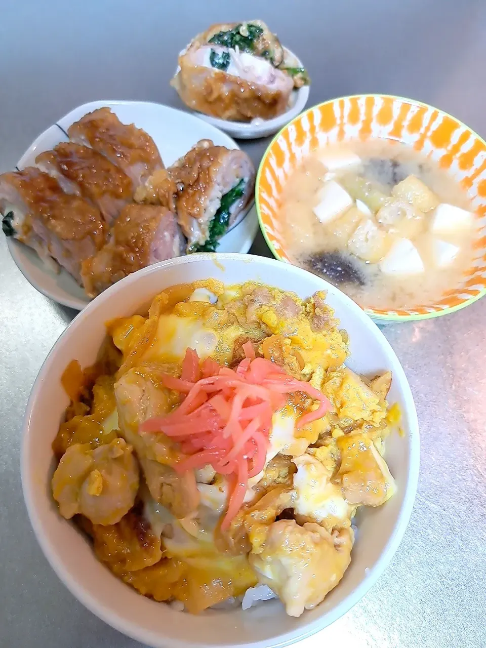 親子丼　茄子と油揚げ豆腐の味噌汁
豚バラのほうれん草、えのき、チーズ巻き|Riapple🍎さん