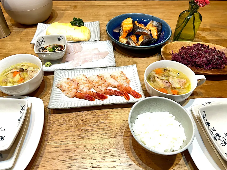 素材重視スープ&キャベツの塩っぺ和え&ばとうとエビの刺身andプル卵焼き的な😋お疲れ様でした😇|よこぴさん