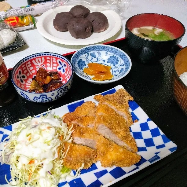 Snapdishの料理写真:とんかつと貰い物のおはぎ。
とんかつは肩ロース、ブロックから。

#父子家庭の晩ごはん
＃シングルファーザー|ariyo4200さん