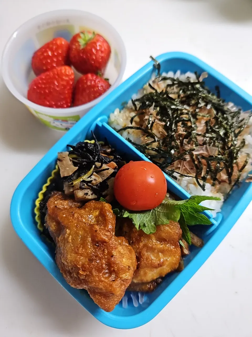 ☆小３弁当☆玄米入りｵｶｶ海苔ごはん、ひじき煮物、金平牛蒡、唐揚げ、ミニトマト、苺|ｼｮｺﾗさん