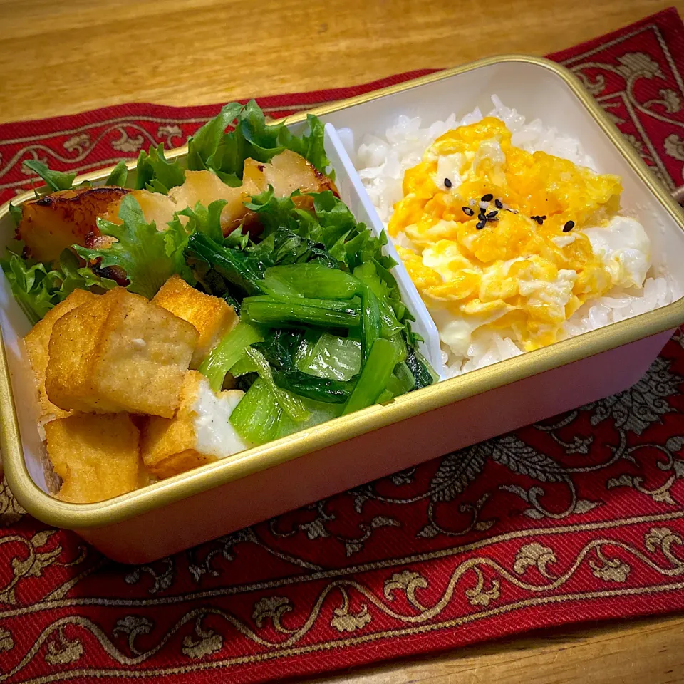 焼き魚と、厚揚げと小松菜の炒め物と、玉子のせご飯弁当|もえさん