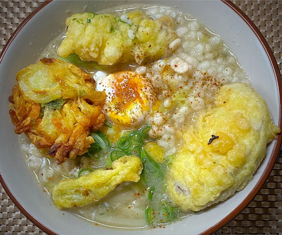 天ぷら肉卵煮込みうどん|すくらんぶるえっぐさん