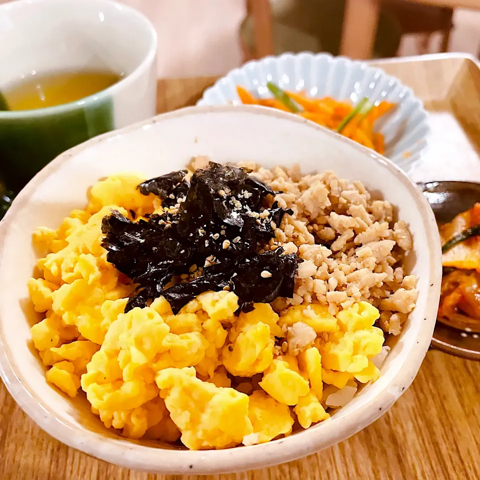 たまごと鶏そぼろ丼|ともさん