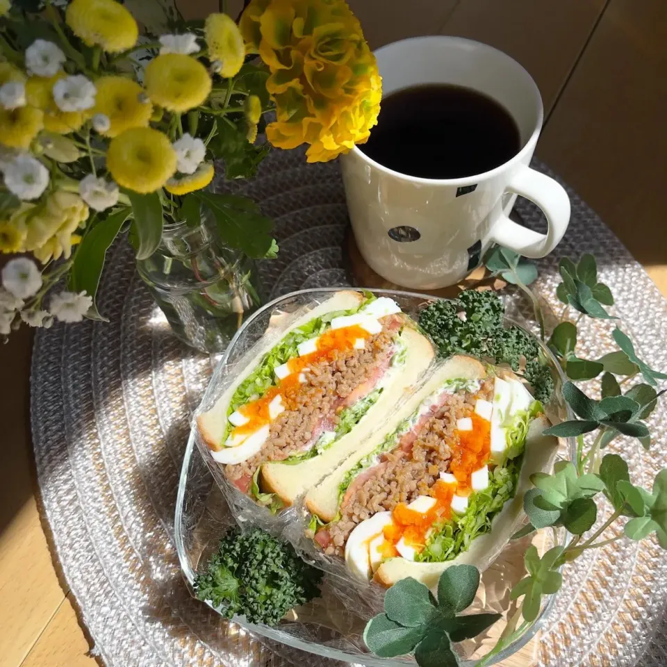 Snapdishの料理写真:3/21❤︎鶏そぼろたまごのわんぱくサンド🌱✨
お弁当の残り物で…✨

＊ 輝絹食パン
＊ 鶏そぼろ
＊半熟たまご
＊フリルレタス＊キャベツ ＊トマト|Makinsさん