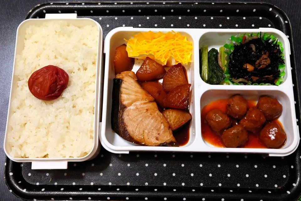 今日の昼ごはんの、手作り弁当のぶり大根弁当。

献立は、
・ごはん（新潟県魚沼産コシヒカリ）＋梅干し
・ぶり大根
・錦糸卵
・ミートボール
・ひじき煮
・野沢菜漬|Mars＠釜飯作り研究中さん