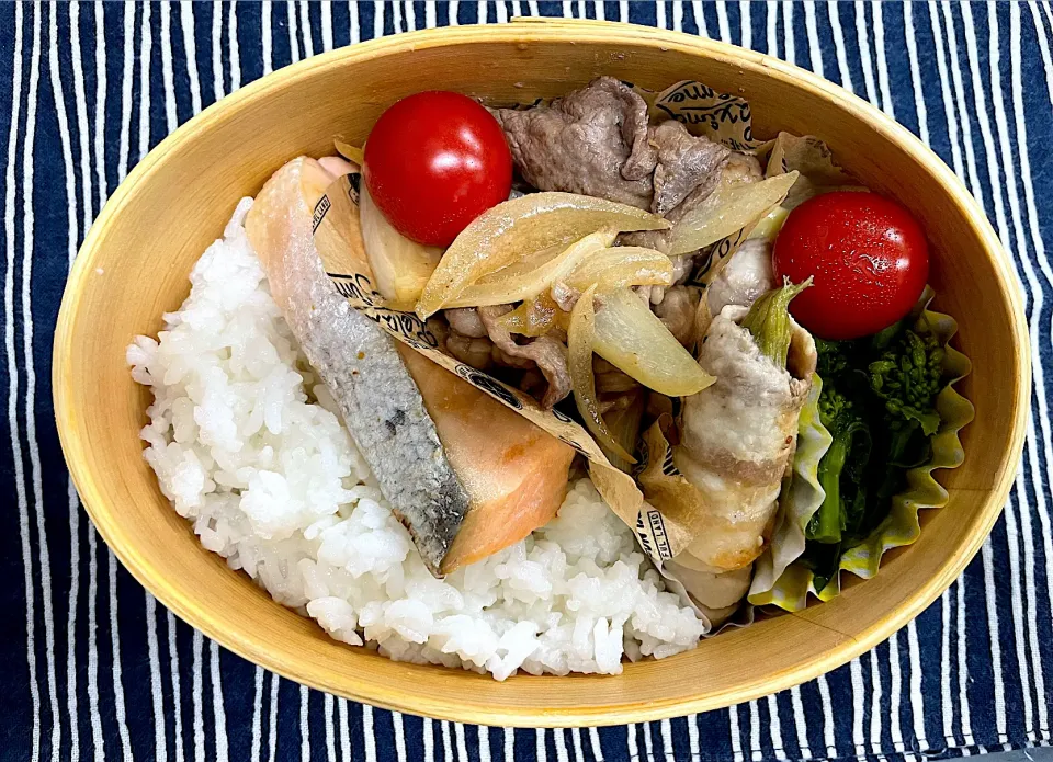 Snapdishの料理写真:焼肉、焼鮭アスパラの豚肉巻き🍱|なお🅿️さん