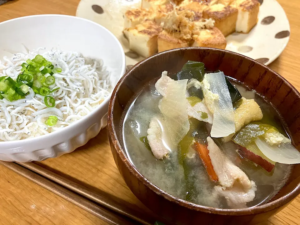 Snapdishの料理写真:＊しらす丼＆アルモンデ豚汁＊|＊抹茶＊さん