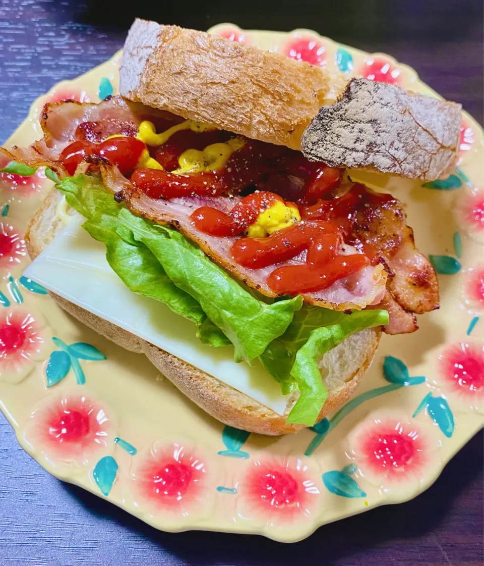 Snapdishの料理写真:ベーコンレタスサンド🥬🥓🥪|ゆんこさん