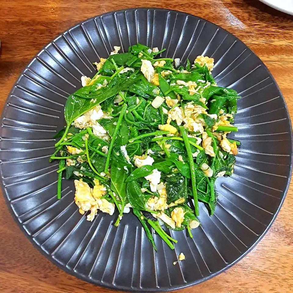 Stir fried local Thai veggie with egg 🇹🇭🥬🥚|Boomerangさん