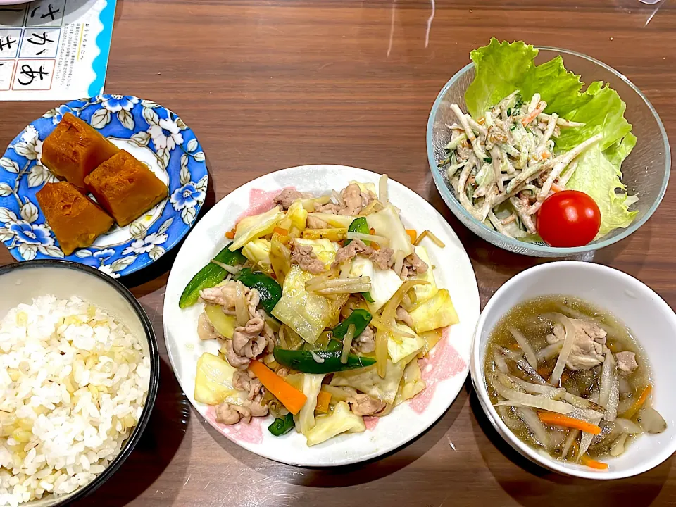 肉野菜炒め　根菜と鶏もものお吸い物　ごぼうサラダ　かぼちゃのカレー煮|おさむん17さん