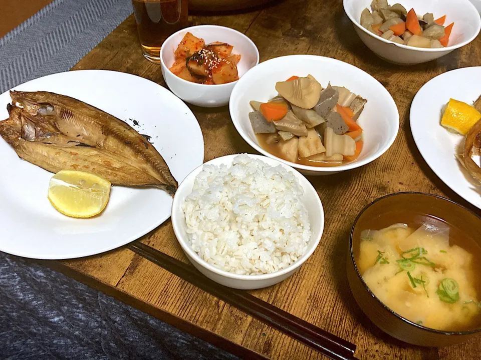 ホッケの塩焼きと肉と芋無し筑前煮とキャベツの味噌汁とカクテキ|しあぺんさん