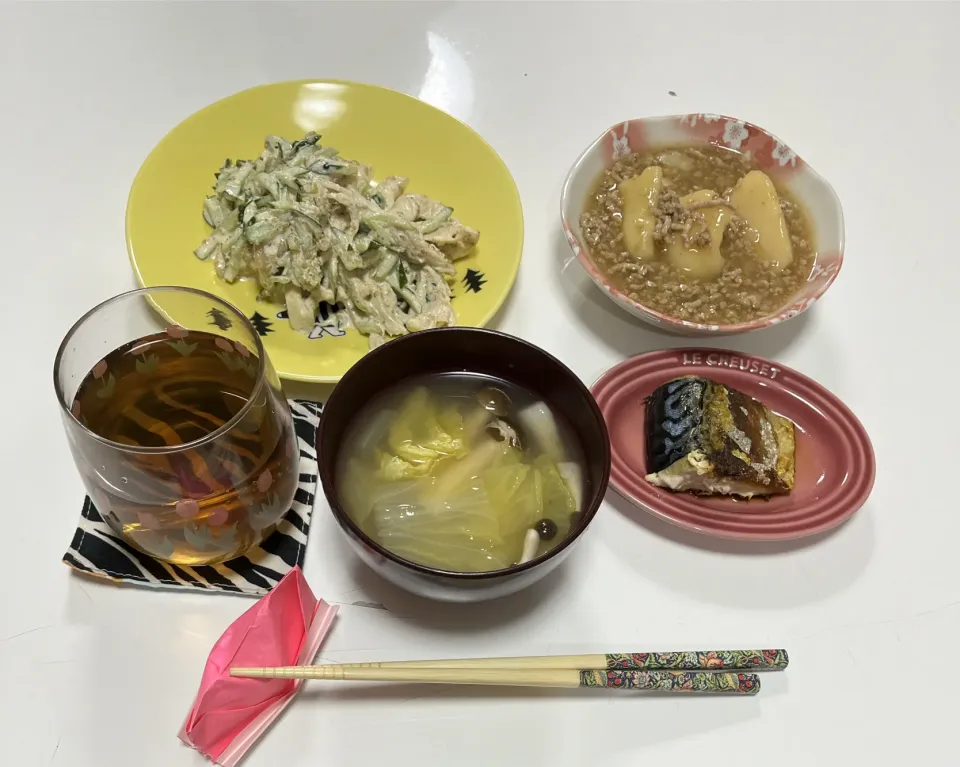 晩御飯☆棒棒鶏風サラダ☆焼き鯖☆じゃが芋のそぼろ餡☆みそ汁（白菜・しめじ）|Saharaさん