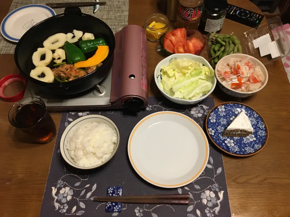 ご飯、南部鉄器の鉄鍋焼き(味付き牛バラ肉+ニンニクの芽、ジャガイモ、ピーマン、かぼちゃ)、バリバリキャベツ、トマト、枝豆、オーシャンキング（かにかま）、沢庵、烏龍茶、ホイップクリームナッペココアチョコケーキ(夕飯)|enarinさん