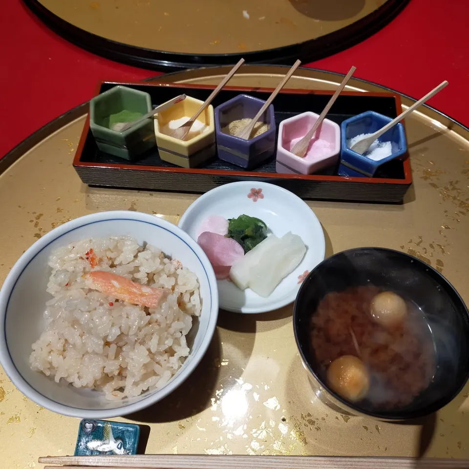 石川県加賀市山中温泉　吉祥やまなか　〆の蟹ご飯と味噌汁|フージさん