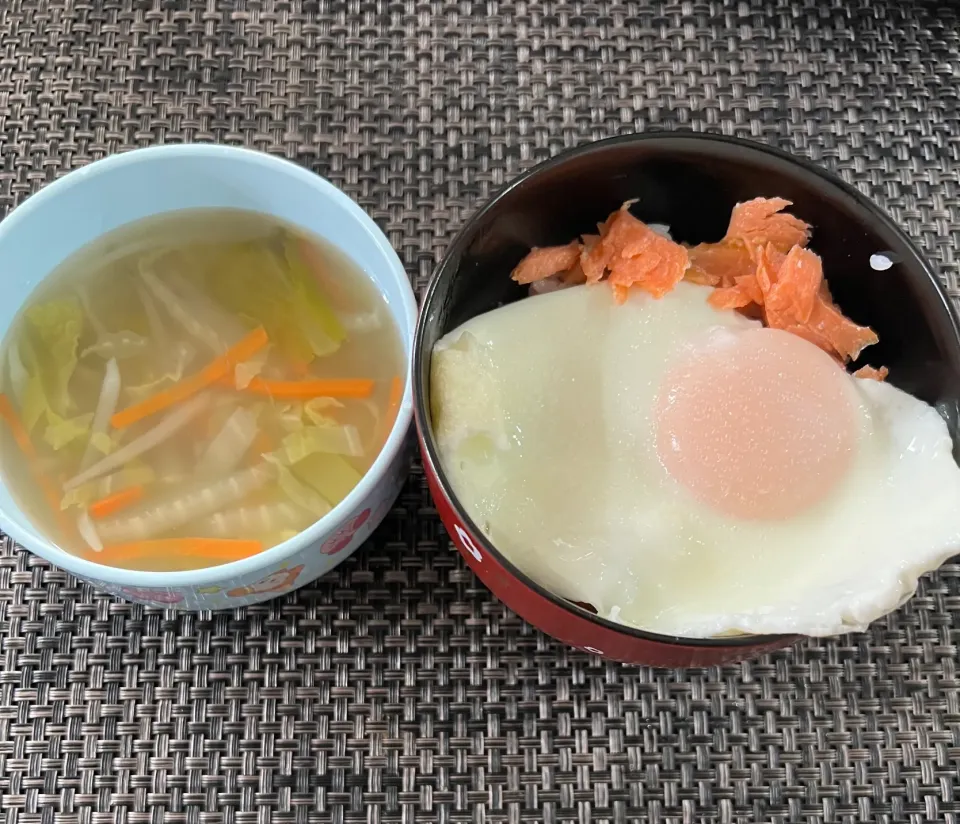 【朝食】目玉焼きご飯(鮭)と、昨日の夕飯の残りのスープ|まひるさん