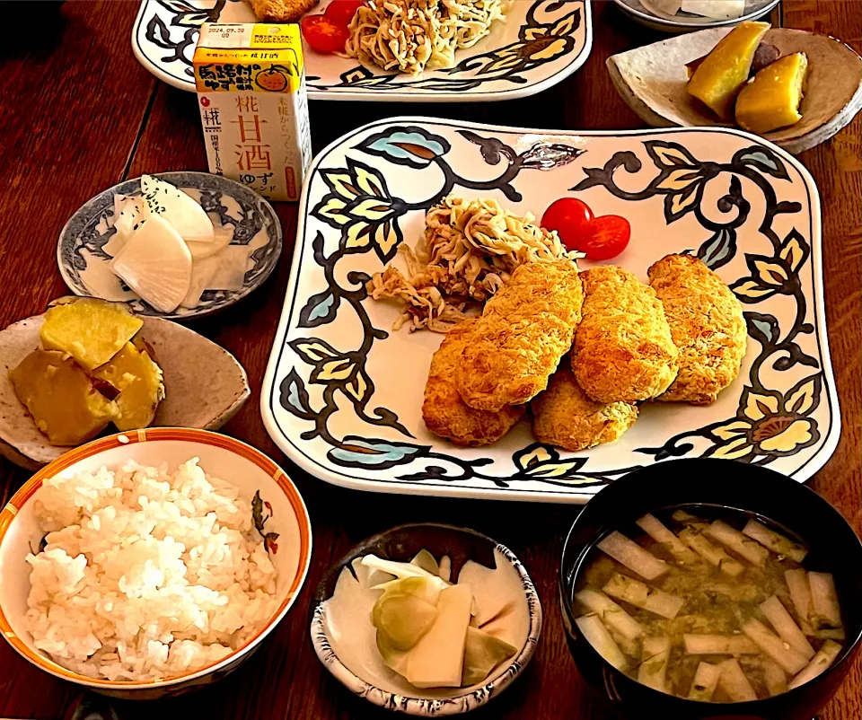 Snapdishの料理写真:晩ごはん♯アジフライ♯糀甘酒ゆずブレンドのべったら漬け風♯糀甘酒ゆずブレンドで煮たさつまいも🍠|小松菜さん