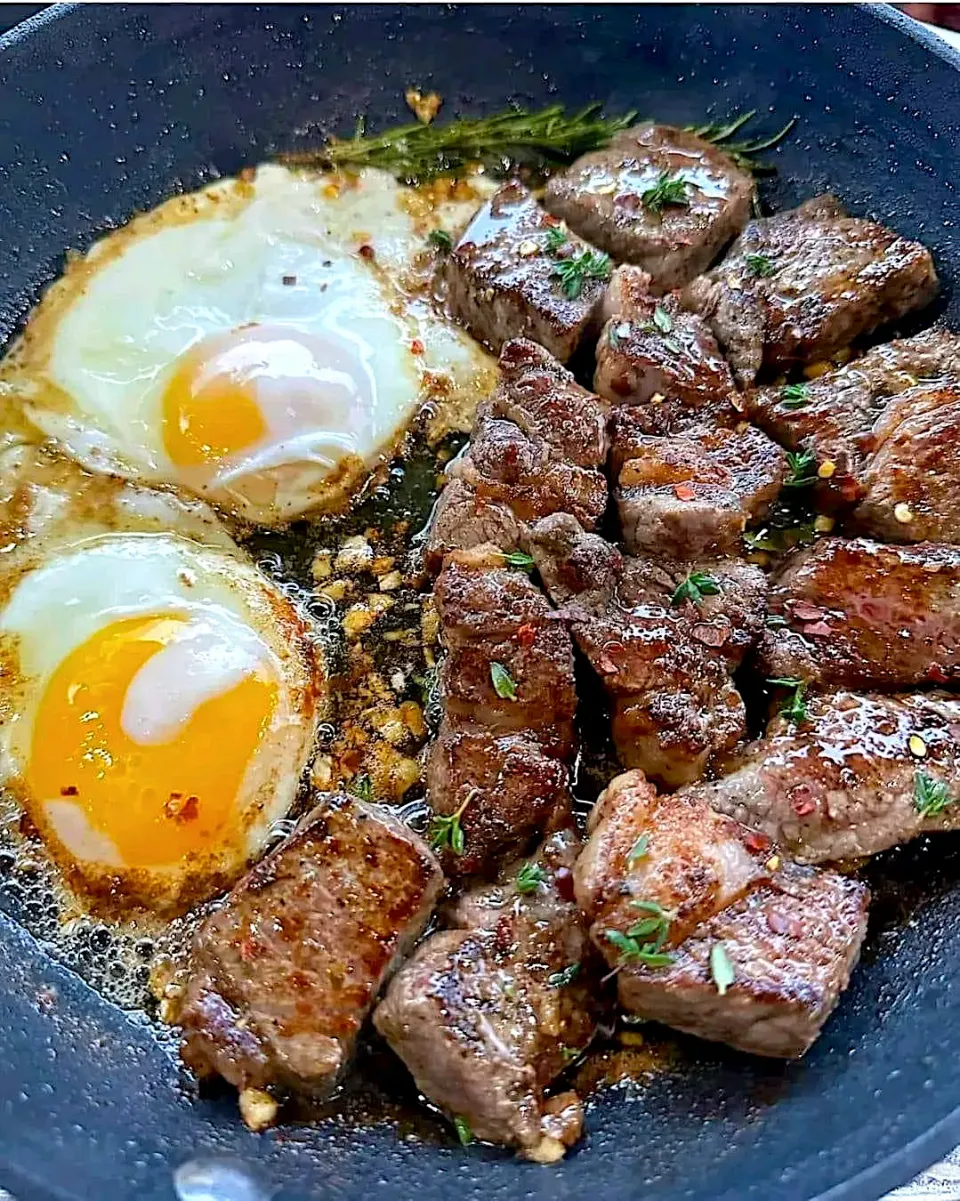 BentoFox's dish Steak & eggs fried in garlic butter yum|BentoFoxさん