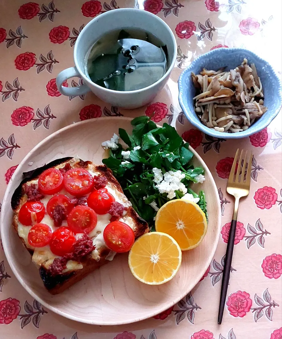 トマト＆チーズトースト🍅|きつねさん