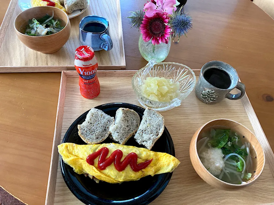 Snapdishの料理写真:久しぶりにオムレツ(大豆ミンチと合い挽き、新玉ねぎ、新じゃが、人参入り)♡朝焼き胡麻フランスパン🍞♡もやしと春キャベツと新玉ねぎと乾燥しじみのスープ(自家製甘酒とアマニオイルをトッピング)♡パール柑♡タンポポ珈琲♡Yakult1000|さくたえさん