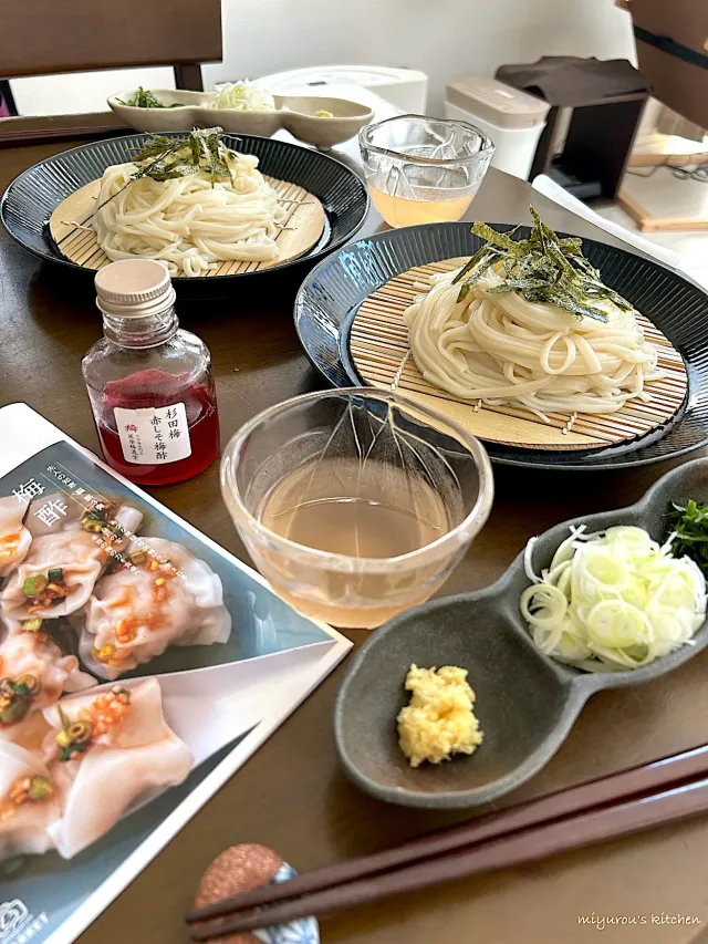 Snapdishの料理・レシピ写真:「食卓を紡ぐおたより便」より梅酢で麺つゆ作ってざるうどん🥢｜鮮やかピンクの梅酢でキュン♡