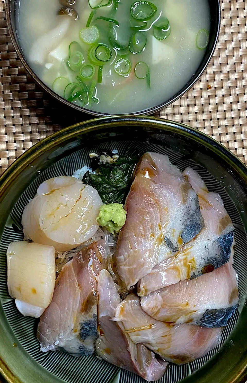 鰤と帆立の海鮮丼|すくらんぶるえっぐさん