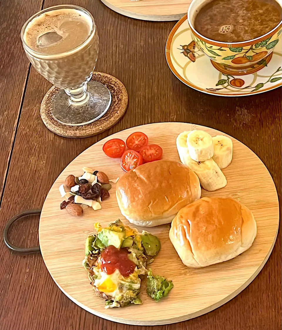 Snapdishの料理写真:朝ごはん♯バターロール♯アボカドスクランブルエッグ🥑|小松菜さん