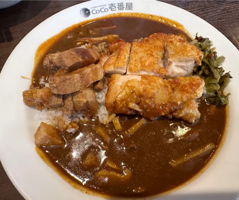 五香粉香る魯肉スパイスカレー🇹🇼🍛パリパリチキントッピング🍗5辛🔥イカサラダセット🦑🥗|buhizouさん