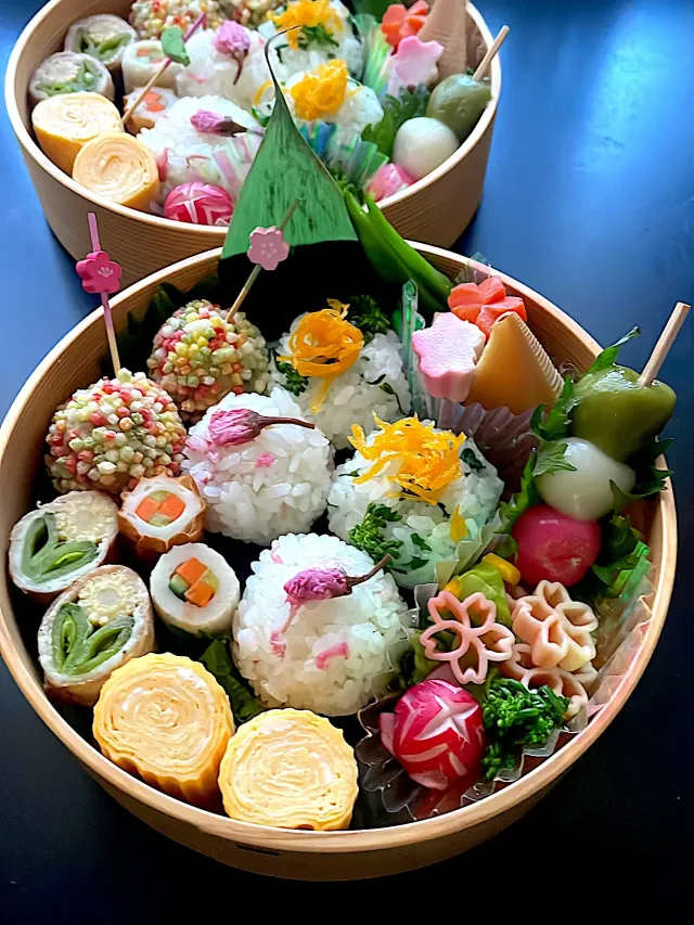 Snapdishの料理・レシピ写真:ふたりのお弁当🍱 ~花のこにぎり🌸｜お花見🌸桜🌸お弁当