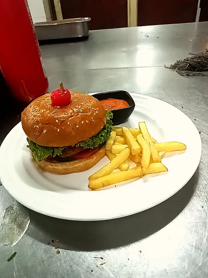 veg burger with chips|Uttam Ranaさん