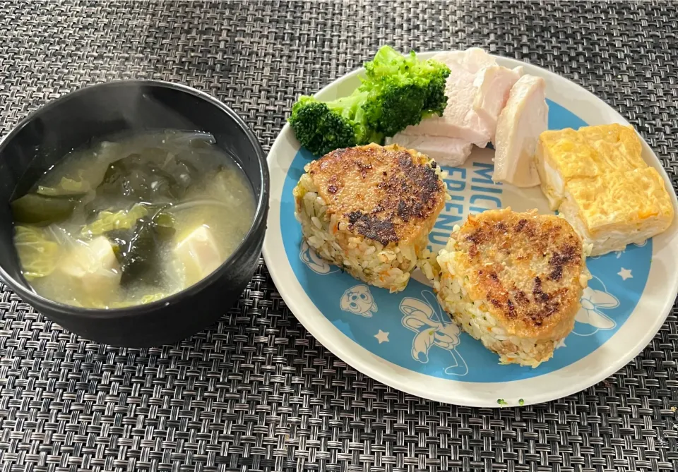 【朝食】味噌焼きおにぎり、卵焼き、鶏ハム、味噌汁|まひるさん