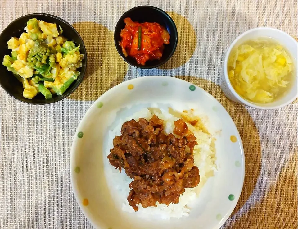 ☆プルコギ丼
☆コーンと卵のスープ
☆カリフローレ＆ロマネスコ＆卵マヨ和え
☆キムチ|chikakoさん