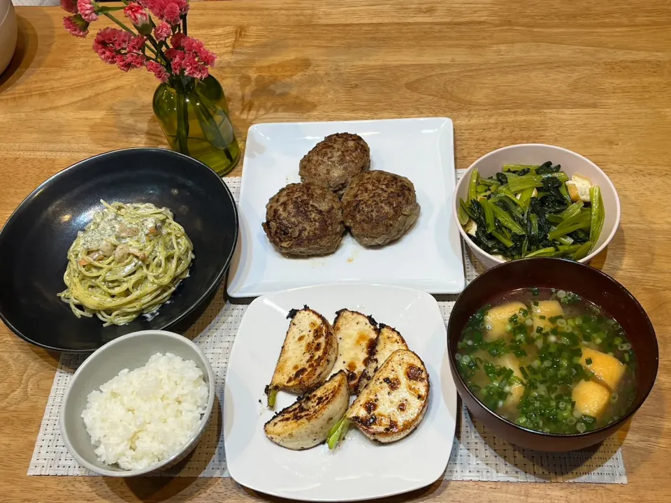 3.22夕飯😊　青のりパスタ手作ったハンバーグ&小松菜のおひたし&カブステーキ|よこぴさん