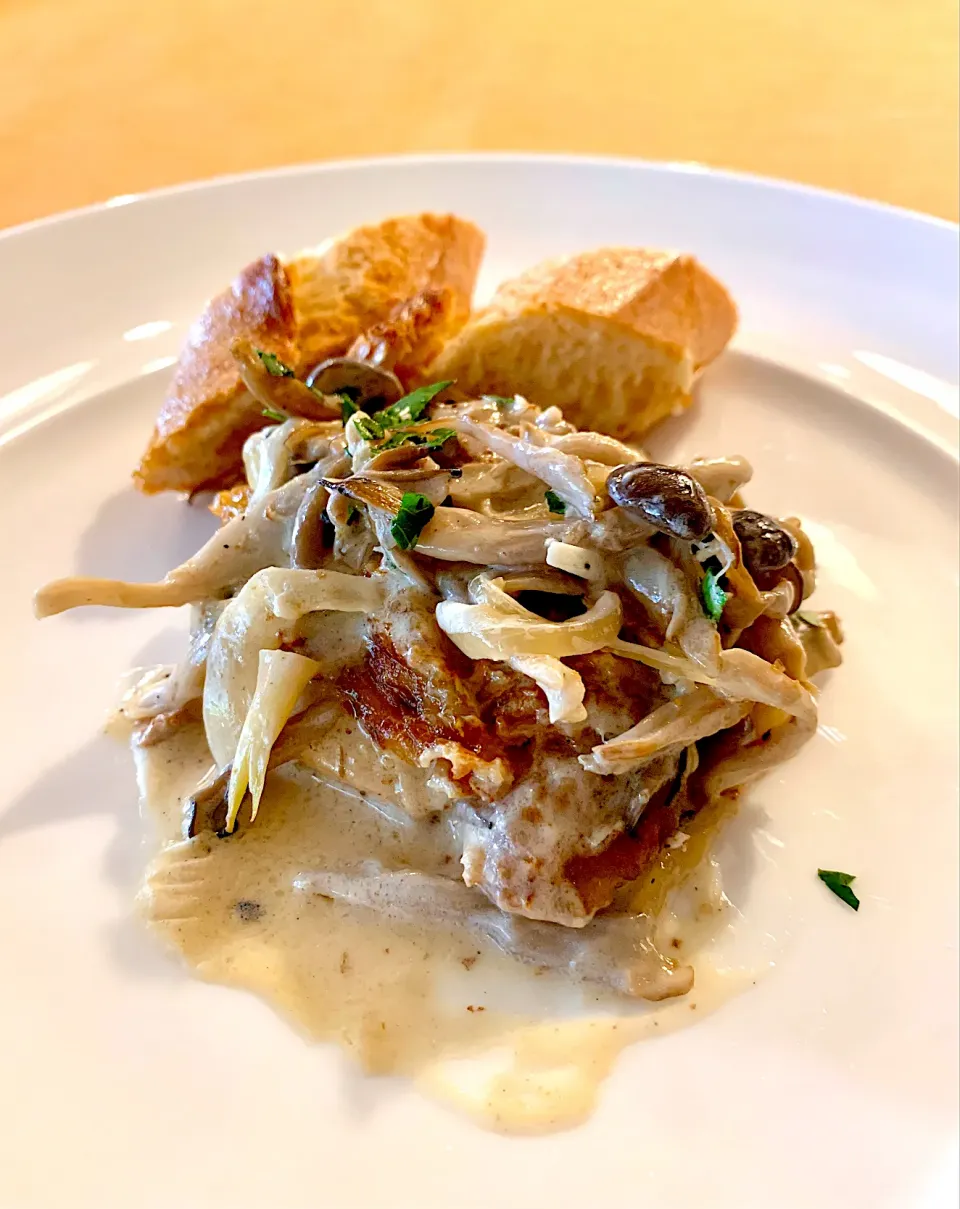 Pan-Seared Garlic Chicken Thighs With Creamy Shimeji Mushrooms|gonbenさん