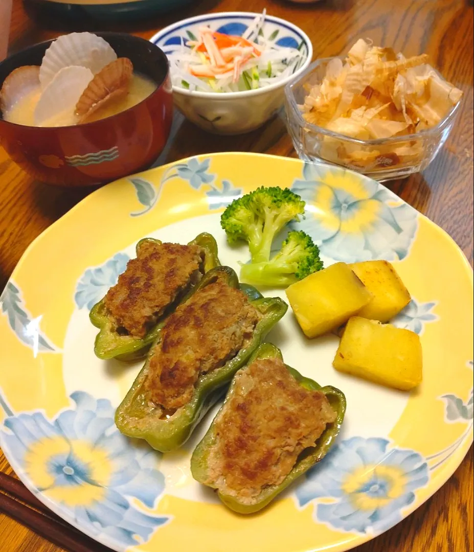 Snapdishの料理写真:実家ごはん☆ピーマンの肉詰め|ゆりちさん