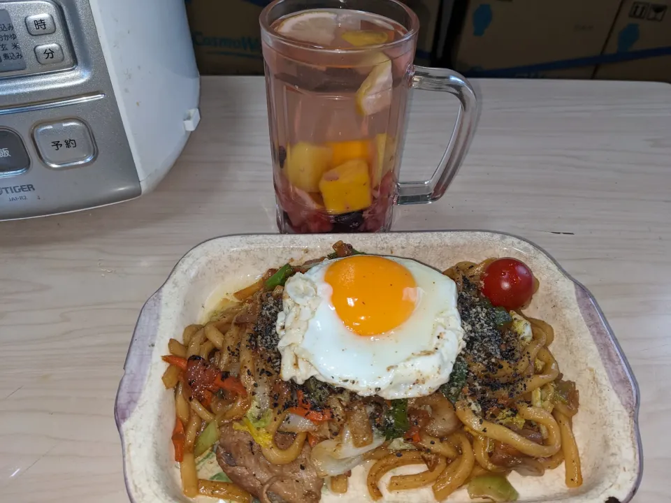 2024/03/23の食事メニューは焼きうどん
具材等（セブンイレブンの塩分0生うどん＋玉葱＋白菜＋人参＋豚バラ肉＋卵＋プチトマト＋長葱青い部位＋創味シャンタン＋白黒すり胡麻サラダ油＋丸本太香胡麻油＋キッコーマン塩分控えめ丸大豆醤油＋水）|Tarou  Masayukiさん