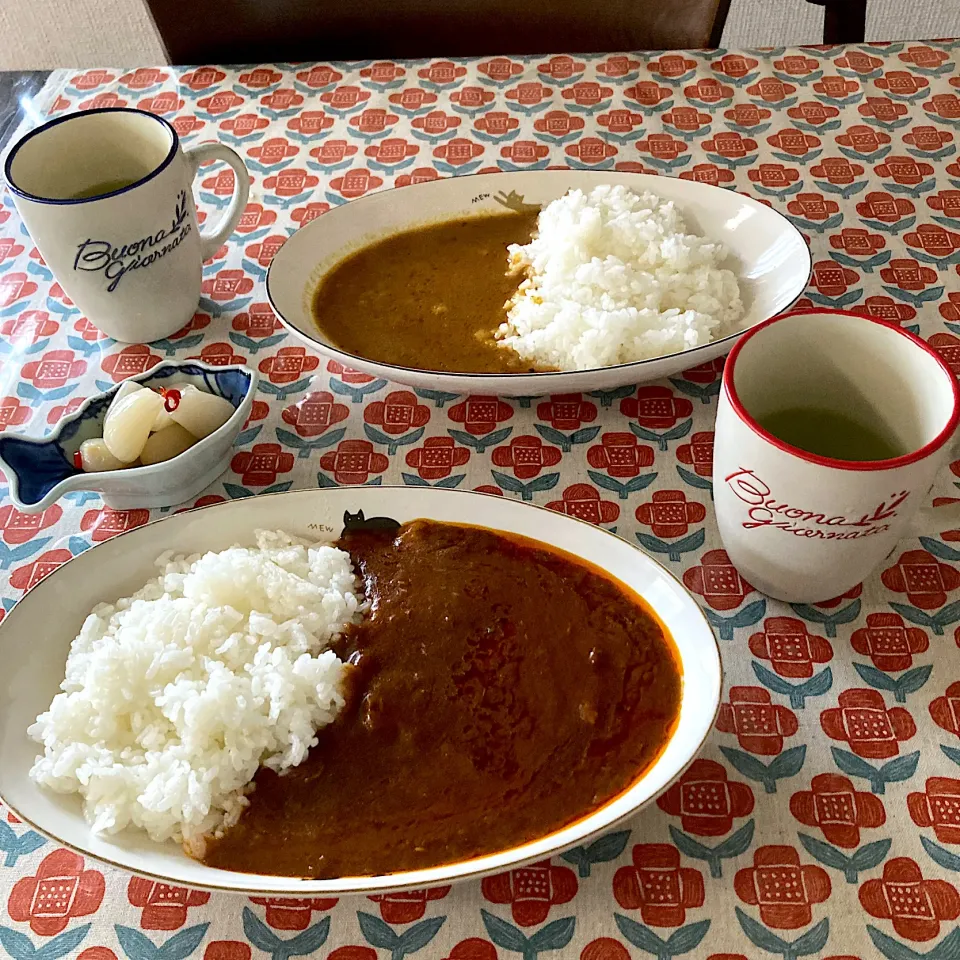 お昼は、カレーと自家製らっきよう|Emiさん