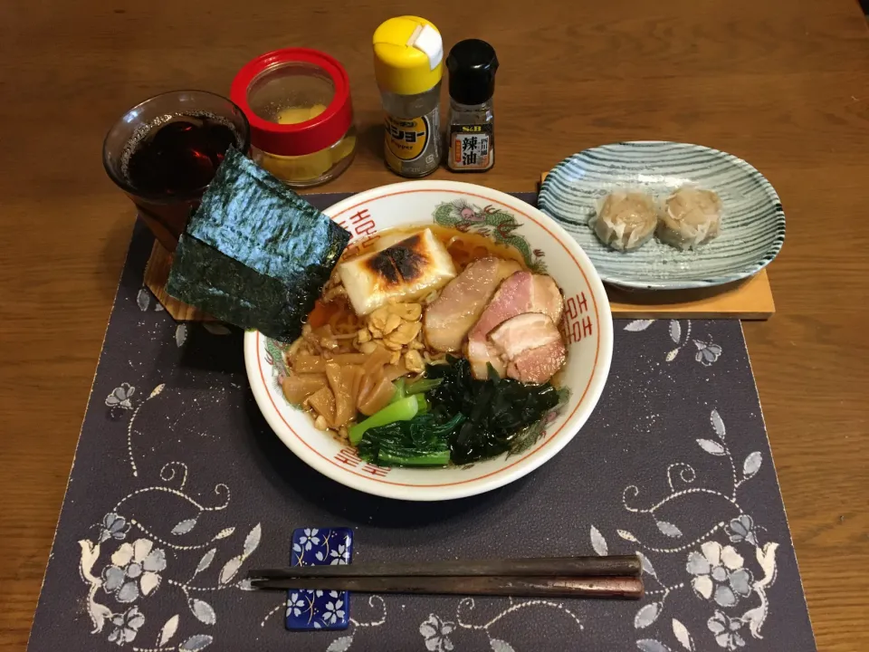 特製ラーメン、焼売、沢庵、烏龍茶(昼飯)|enarinさん